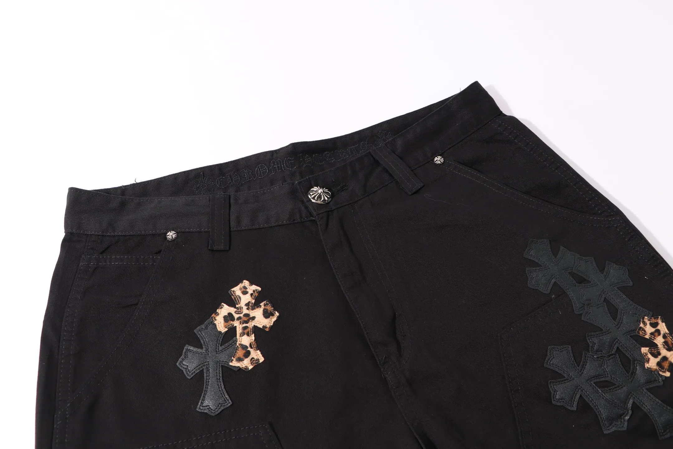 P260 Style No.: H28 Crow Heart & 𝐂𝐡𝐫𝐨𝐦𝐞 𝐇𝐞𝐚𝐫𝐭 ss25 The same black leopard print leather casual button-down logging pants as the star. Styles with different washed textures are very friendly to people with thin legs. The slightly flared version perfectly modifies the leg shape. The timeless and moderate length makes it easy to match and match. It is the basis for various styles and is a must-have in your wardrobe! The fabric is stiff but also makes the upper body soft without losing texture. The washing process is even more perfect. It is a must-have item for everyone! ! ! Washed wheat, hang tag, pants label, three labels complete Color: black Size: 28-30-32-34-36